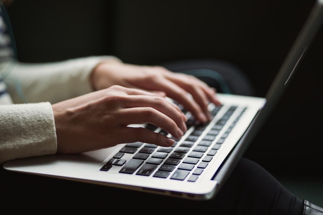 Efekt płonącego pola — jak AI content niszczy SEO Twojej strony